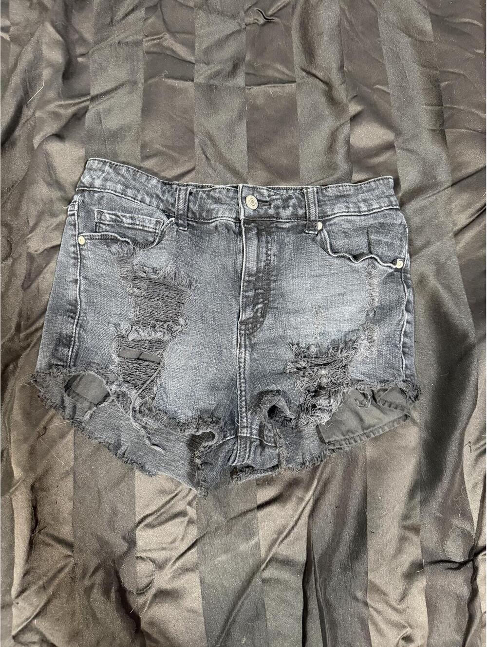 Eunina Distressed Gray Denim Shorts 28”‎